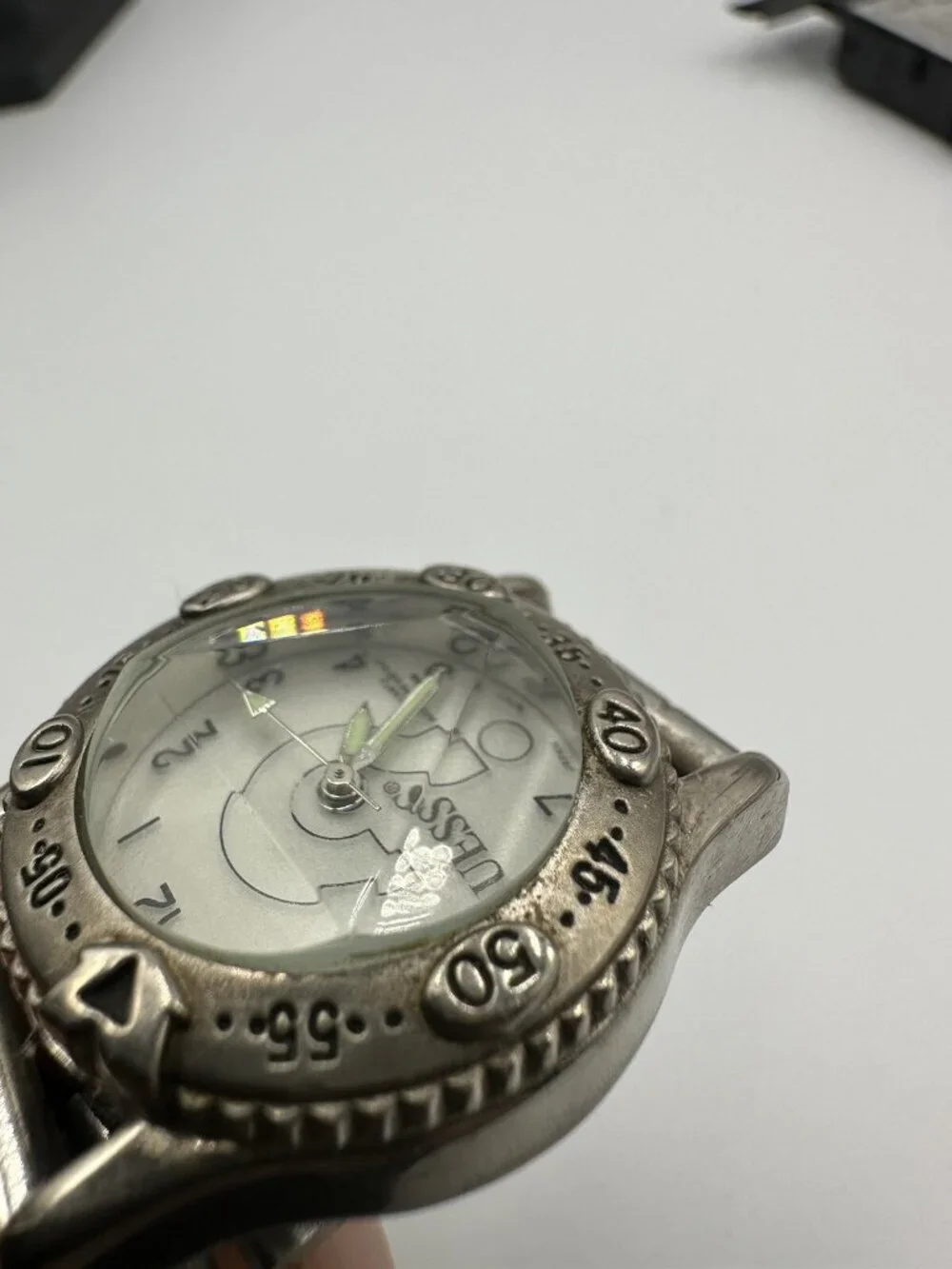 Vintage Guess Womens Watch Silver Tone White Dial Faceted Crystal Working 7